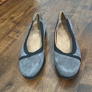 Clarks Artisan gray suede w/black, low rubber wedge, comfort insole, loafer 6.5